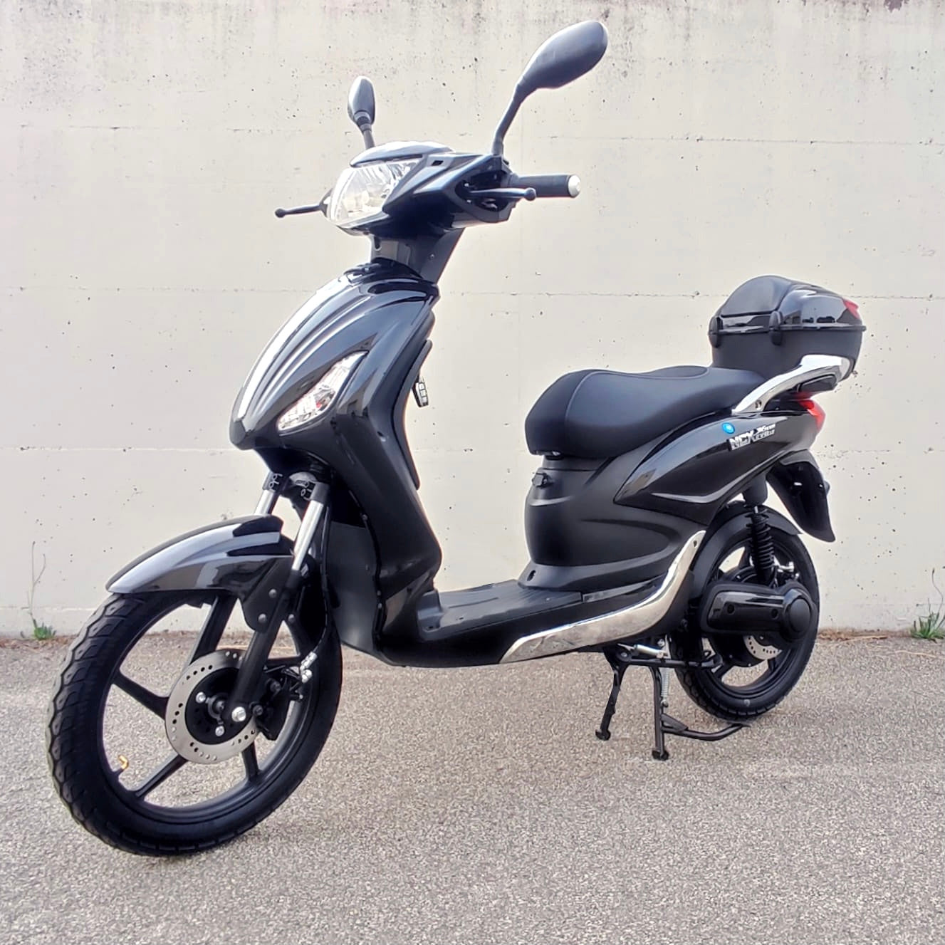 Scooter elettrico NCX X-TECH EVO 1250W 48V 20AH - TARGABILE