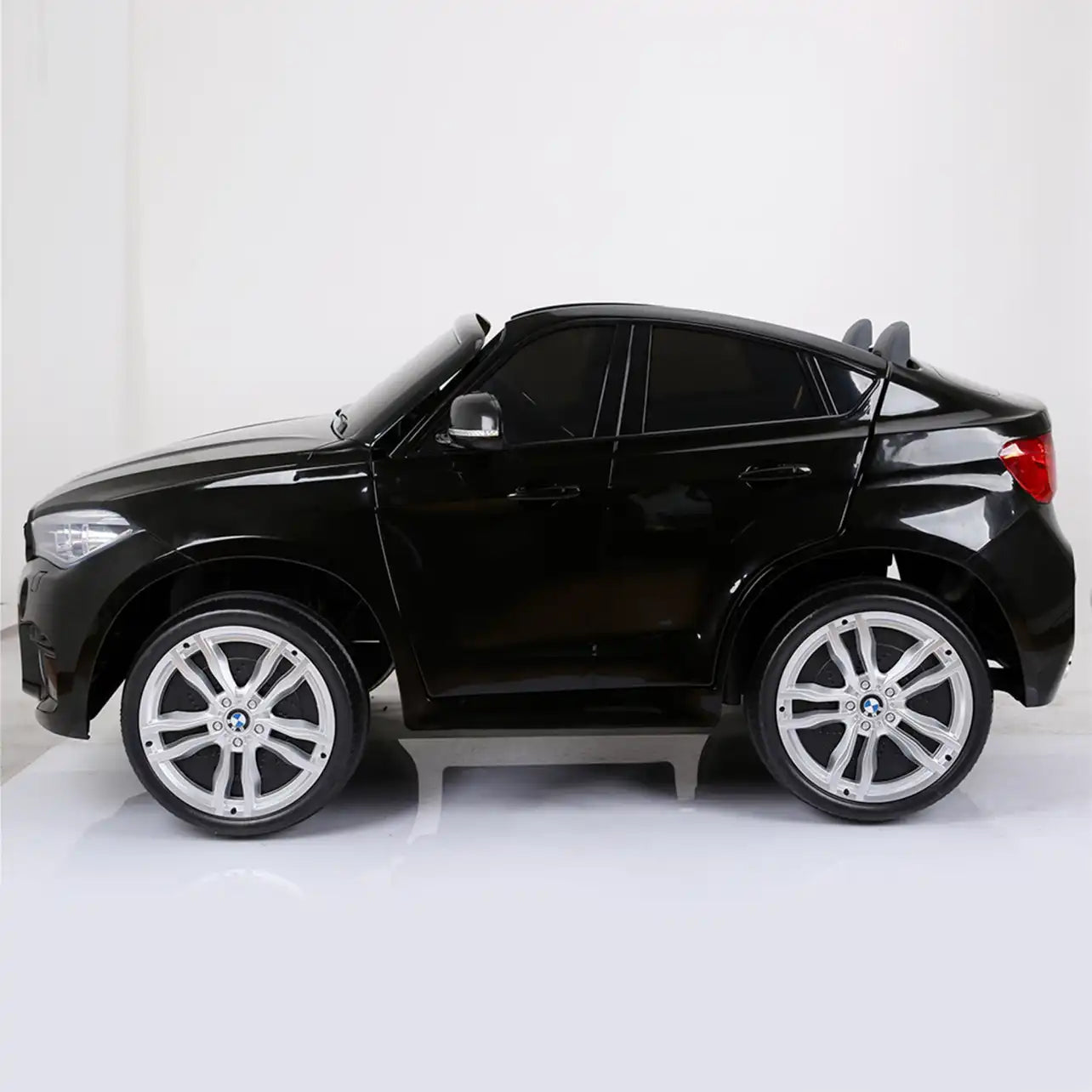 Bmw X6 M elettrica per bambini a 12V con 2 posti